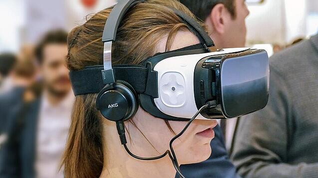 Junge Frau trägt eine VR-Brille.