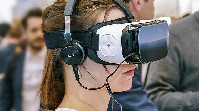 Junge Frau trägt eine VR-Brille.