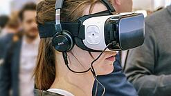 Junge Frau trägt eine VR-Brille.