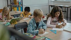 Schüler in einem Klassenzimmer.