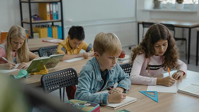 Schüler in einem Klassenzimmer.