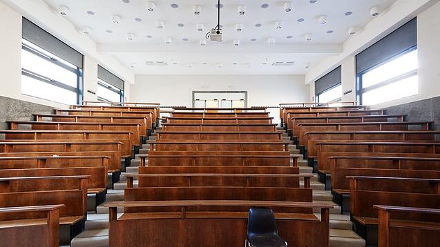 Ein leerer Hochschul-Hörsaal. 