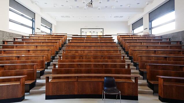 Ein leerer Hochschul-Hörsaal. 