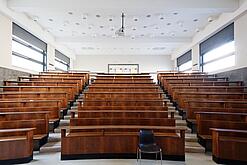 Ein leerer Hochschul-Hörsaal. 
