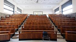 Ein leerer Hochschul-Hörsaal. 