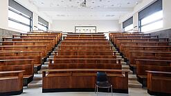 Ein leerer Hochschul-Hörsaal. 