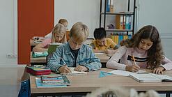 Eine Gruppe Schüler im Unterricht