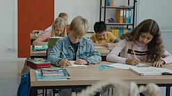 Eine Gruppe Schüler im Unterricht