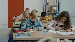 Eine Gruppe Schüler im Unterricht