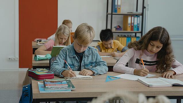 Eine Gruppe Schüler im Unterricht