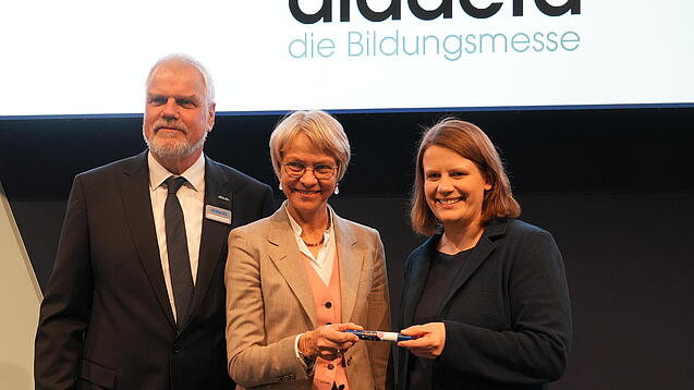 Dr. Hans-Joachim Prinz, Präsident des Didacta Verbands, Dorothee Feller, Ministerin für Schule und Bildung des Landes Nordrhein-Westfalen, Julia Willie Hamburg, Kultusministerin in Niedersachsen bei der Staffelstabübergabe.