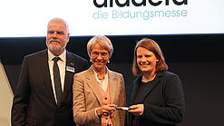 Dr. Hans-Joachim Prinz, Präsident des Didacta Verbands, Dorothee Feller, Ministerin für Schule und Bildung des Landes Nordrhein-Westfalen, Julia Willie Hamburg, Kultusministerin in Niedersachsen bei der Staffelstabübergabe.
