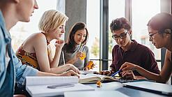 Gruppe Studierender arbeitet an einem Projekt.