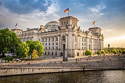 Der Bundestag in Berlin, an dem die Spree in der Nähe vorbeifließt.