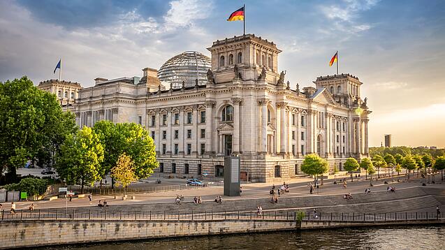 Der Bundestag in Berlin, an dem die Spree in der Nähe vorbeifließt.