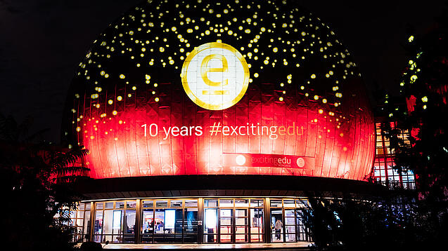 Beleuchtetes Zeiss-Großplanetarium in Berlin.