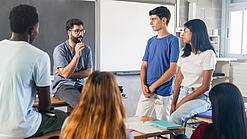 Schüler hören einem Lehrer zu.