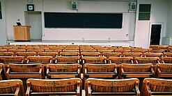 Ein leerer Hörsaal mit Bänken für die Studierenden.