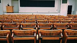 Ein leerer Hörsaal mit Bänken für die Studierenden.