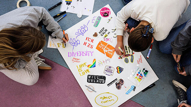 Schüler:innen bei einem von KIWI geförderten Graffiti-Projekt.