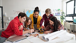 Schüler:innen in einem Klassenzimmer bei einer Projektarbeit.