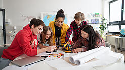 Schüler:innen in einem Klassenzimmer bei einer Projektarbeit.