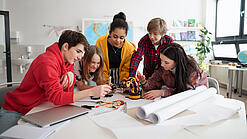 Schüler:innen in einem Klassenzimmer bei einer Projektarbeit.
