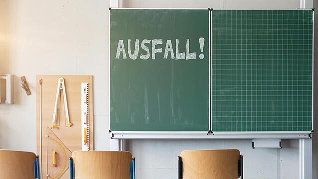 Klassenraum mit einer Tafel, auf der Ausfall steht