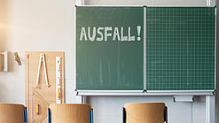 Klassenraum mit einer Tafel, auf der Ausfall steht