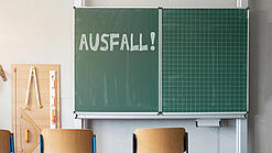 Klassenraum mit einer Tafel, auf der Ausfall steht