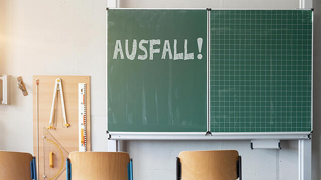 Klassenraum mit einer Tafel, auf der Ausfall steht