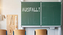 Klassenraum mit einer Tafel, auf der Ausfall steht