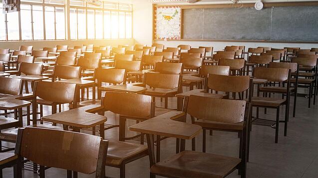 Leerer Klassenraum mit vielen Stühlen und einer Tafel