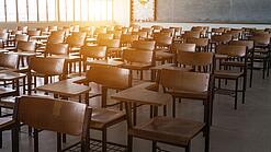 Leerer Klassenraum mit vielen Stühlen und einer Tafel
