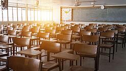 Leerer Klassenraum mit vielen Stühlen und einer Tafel