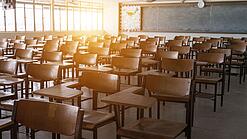 Leerer Klassenraum mit vielen Stühlen und einer Tafel