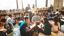 Studenten lernen in einer Bibliothek.