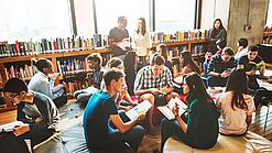 Studenten lernen in einer Bibliothek.