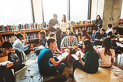 Studenten lernen in einer Bibliothek.
