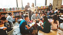 Studenten lernen in einer Bibliothek.