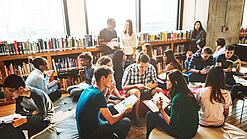Studenten lernen in einer Bibliothek.