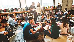 Studenten lernen in einer Bibliothek.