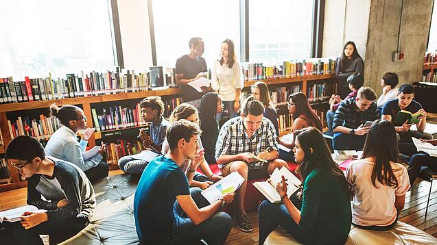 Studenten lernen in einer Bibliothek.