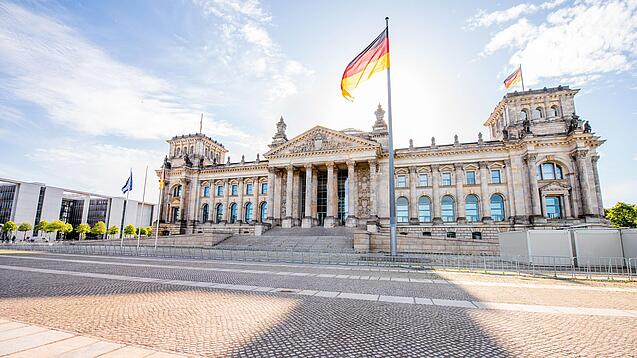 Das Gebäude des deutschen Bundestags in einer Panorama-Aufnahme.