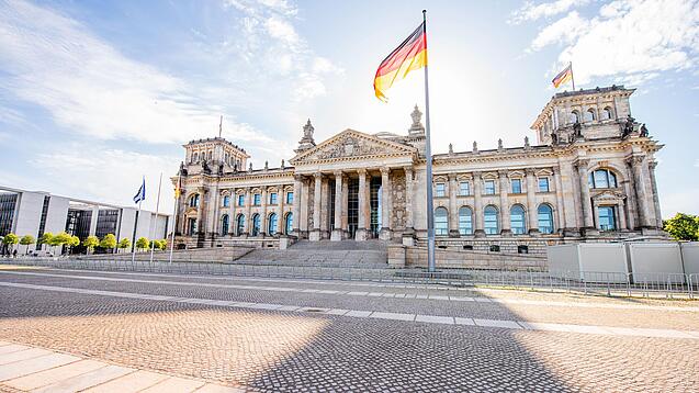 Das Gebäude des deutschen Bundestags in einer Panorama-Aufnahme.