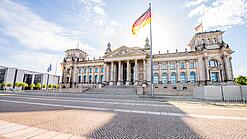 Das Gebäude des deutschen Bundestags in einer Panorama-Aufnahme.