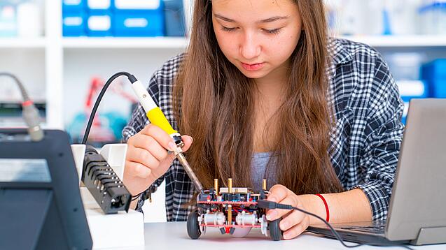 Jugendliche arbeitet an einem technischen Projekt.