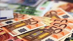 Verschiedene Euro-Geldscheine liegen unsortiert übereinander.