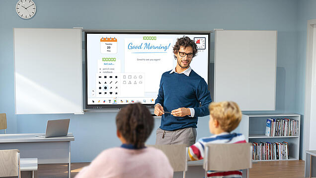 Ein Lehrer steht vor dem Whiteboard mit der Unterrichtssoftware von Gynzy.