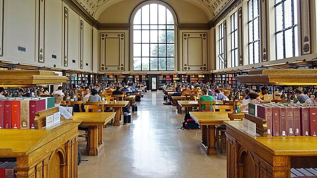Lesesaal in einer Universitätsbibliothek.